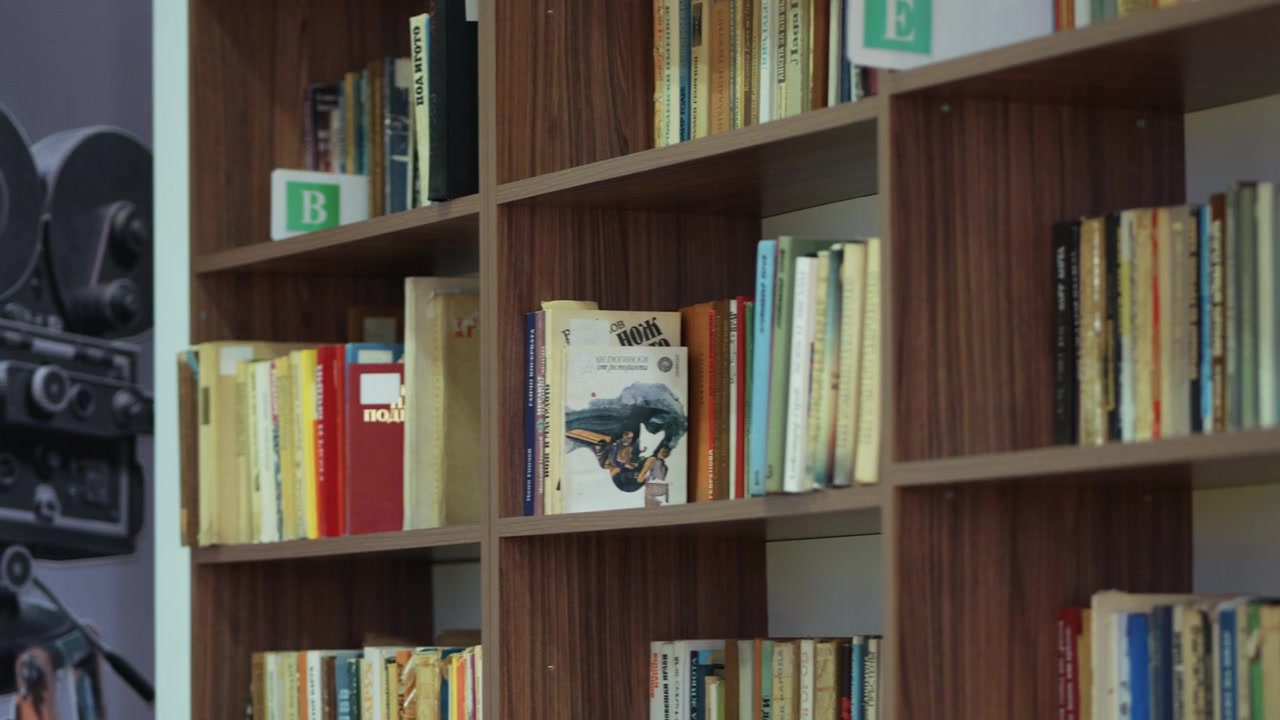 Filmatisk bilde av en koselig lesekrok i et barneskolebibliotek