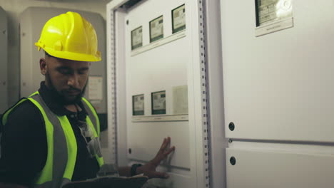 hombre, ingeniero y técnico en la sala de control