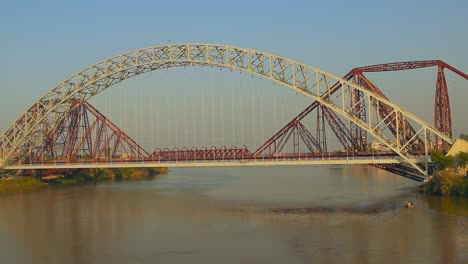 Schöne-Eisenbahn--Und-Verkehrsbrücken-über-Einen-Fluss,-Ein-Schiff-Fährt-Unter-Der-Brücke-Hindurch