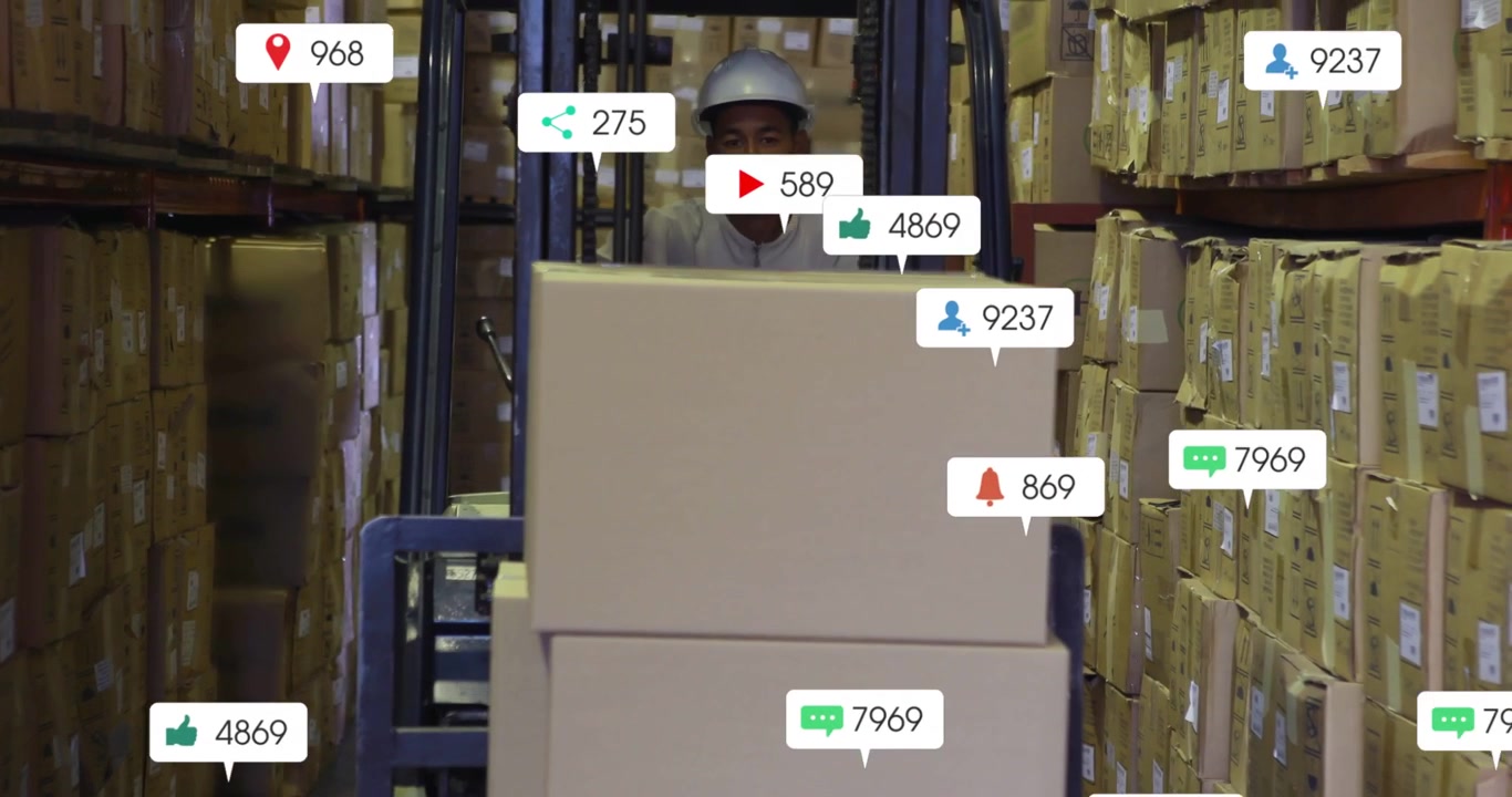 Operatore che guida un carrello elevatore verso la telecamera in un corridoio di magazzino, generando avvisi sulle scatole per il tracciamento