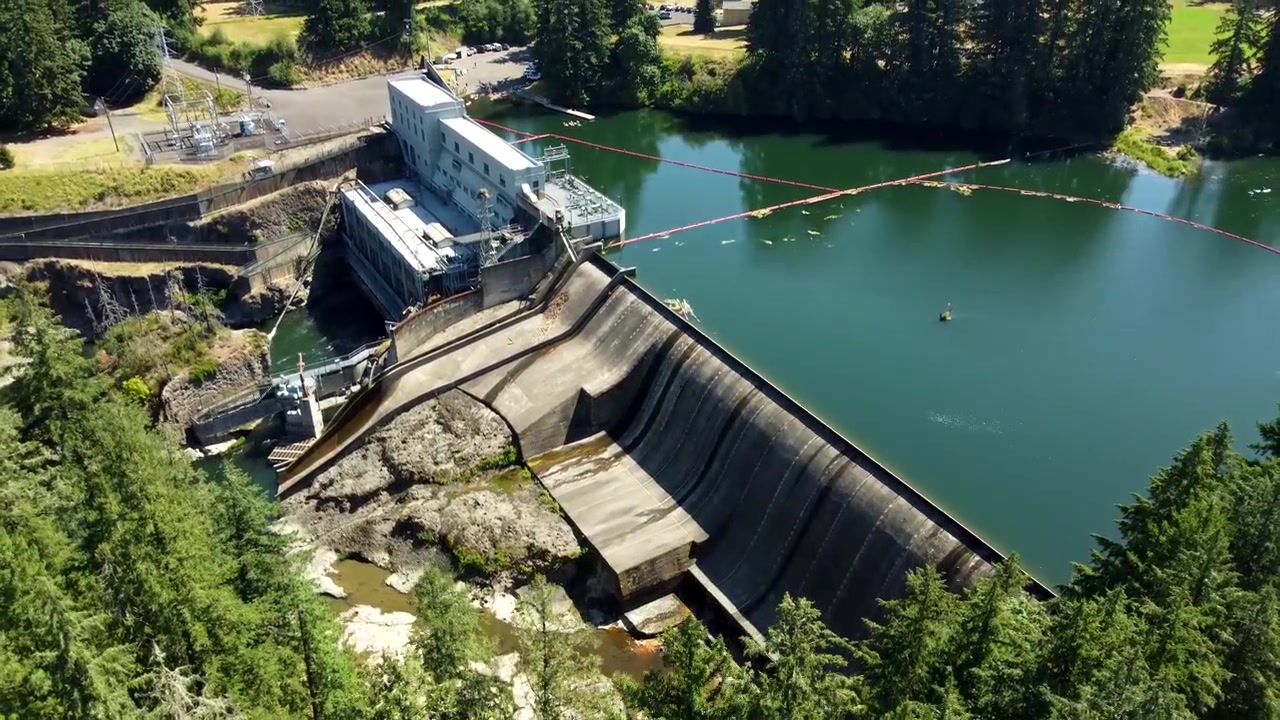 USA, OR, Estacada, River Mill Dam, 2024-07-14 - Let nad přehradou River Mill u jezera Estacada na řece Clackamas.