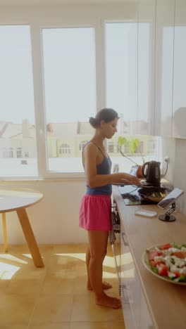 mujer cocinando en una cocina moderna