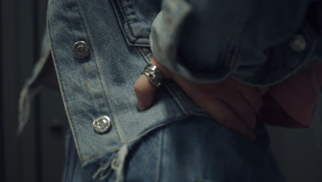 Nahaufnahme-Einer-Mädchenhand,-Die-Einen-Ring-An-Den-Hüften-Trägt.-Teenager-Schulmädchen-Posiert-In-Blauen-Jeans.