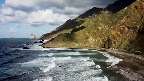 Vista-Aérea-De-Drones-De-Una-Costa-Salvaje-Del-Parque-Nacional-De-Anaga-En-El-Norte-De-Tenerife-En-Las-Islas-Canarias