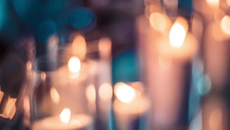 velas encendidas en la mesa