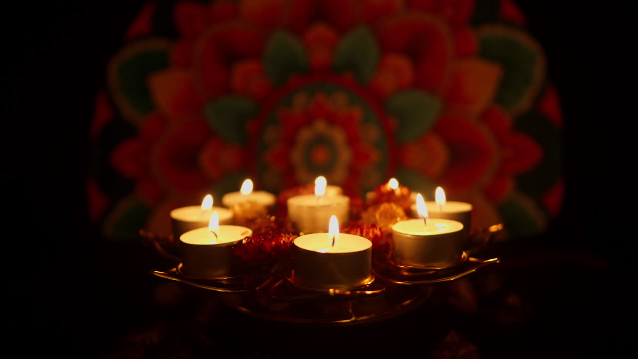 Candele tealight tremolanti con sfondo mandala tradizionale