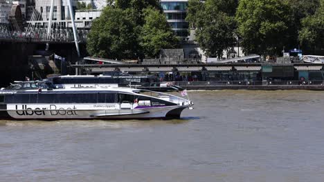 uber barco de crucero a lo largo del río támesis