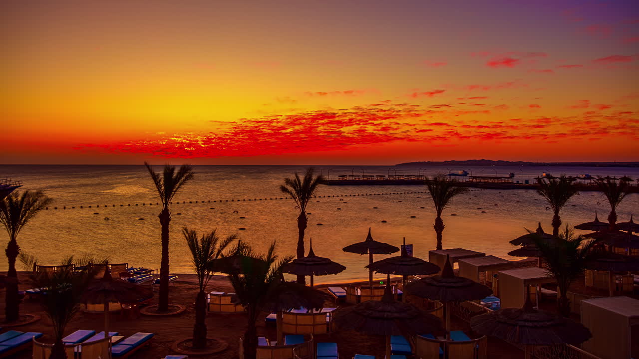 el amanecer dorado transcurre en una playa a lo largo del mar rojo cerca de hurghada, egipto.