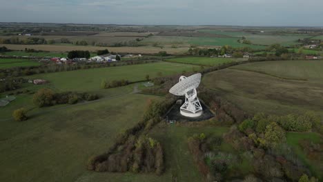 órbita aérea sobre la moderna antena de radiotelescopio en el observatorio de radioastronomía mullard - red merlin
