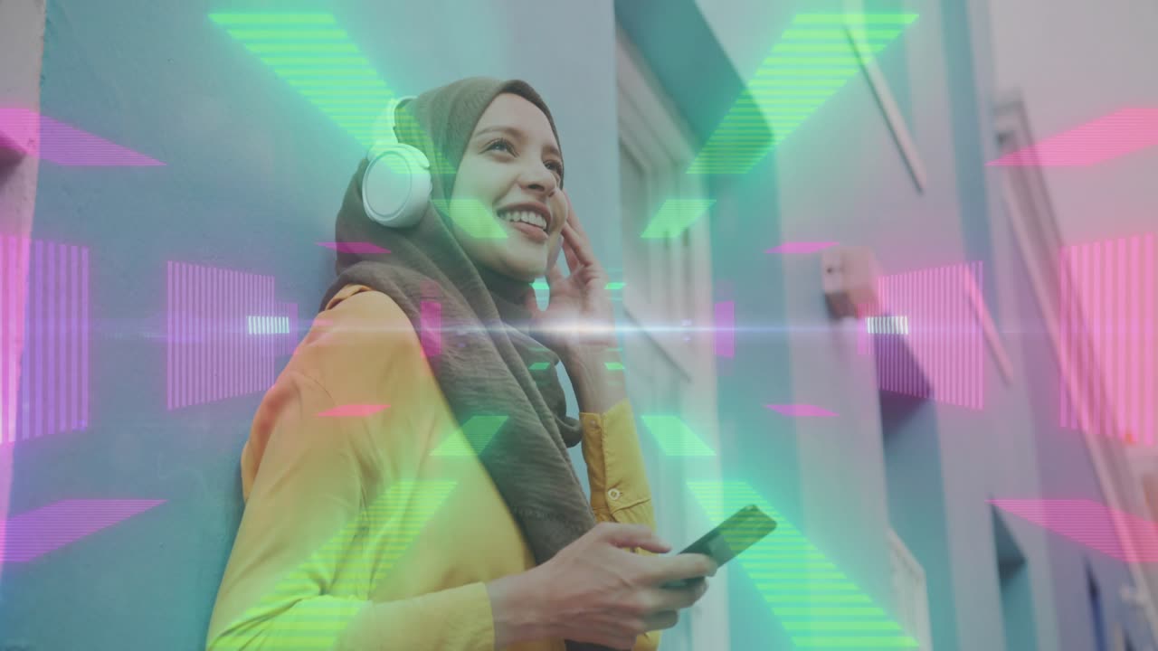 Donna che tocca le cuffie e seleziona un brano sullo smartphone vicino a un muro di un edificio, con forme d'onda musicali animate