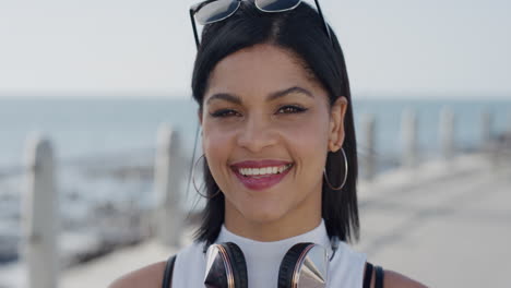 retrato de una mujer hispana con estilo sonriendo disfrutando de un exitoso estilo de vida de vacaciones relajándose una hermosa mujer joven que parece feliz en un cálido fondo costero