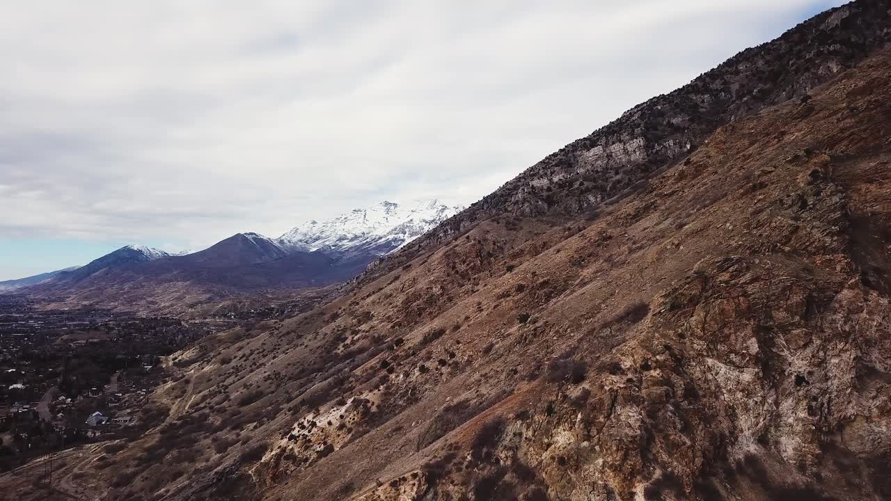 vista aérea revelada del monte cubierto de nieve