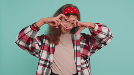 niño adolescente sonriente niña niño hace un gesto de corazón demuestra un signo de amor expresa buenos sentimientos