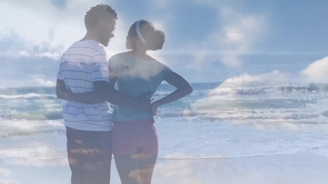 해변에서 아프리카계 미국인 부부 위의 구름의 애니메이션