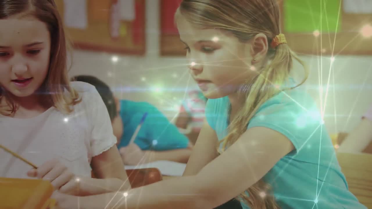 animación de una red brillante de conexiones que se mueven sobre los escolares que escriben en clase