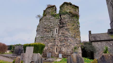 Ruinas-Del-Antiguo-Castillo-Irlandés-Y-Antiguo-Cementerio-En-Kilkenny,-Irlanda