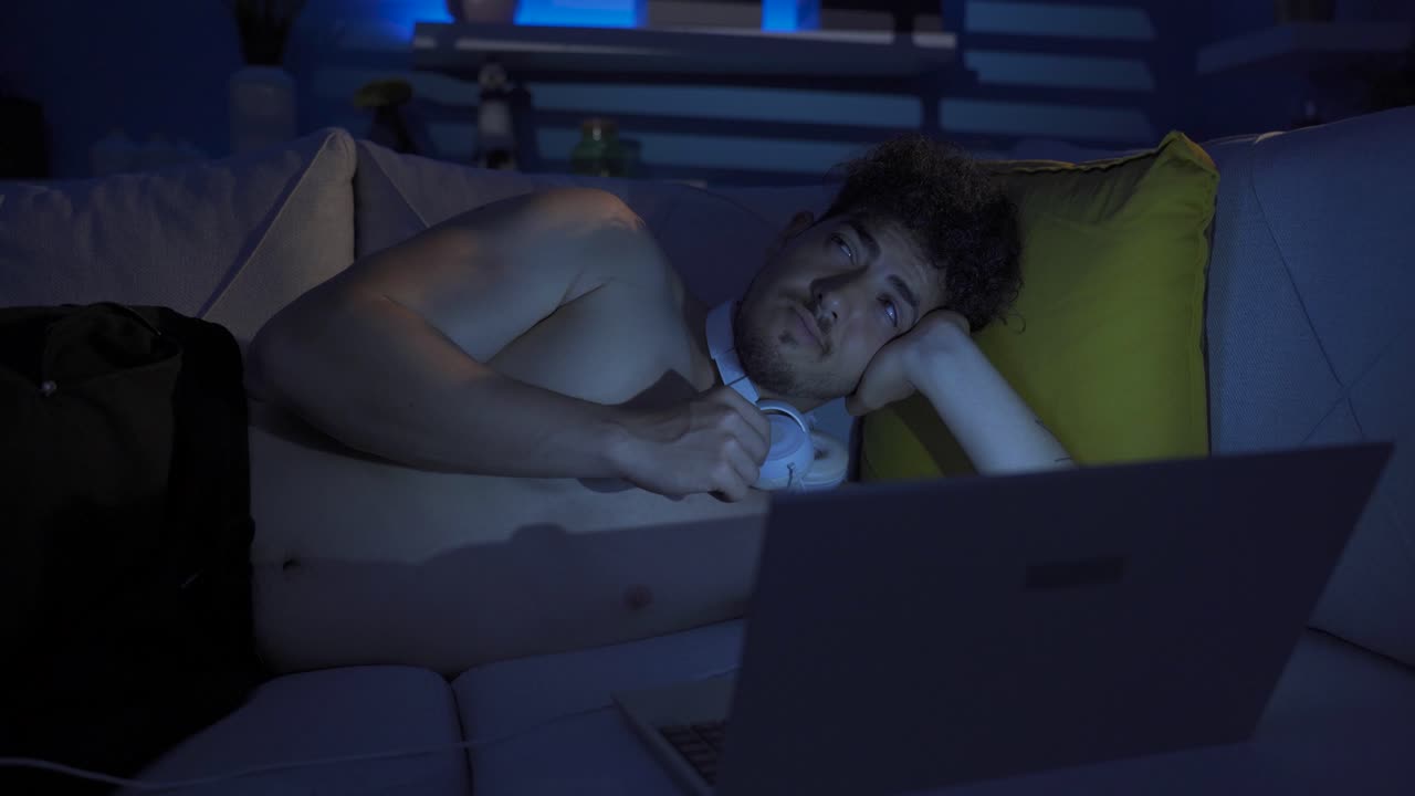 밤에 혼란스러운 생각을 하는 젊은이.