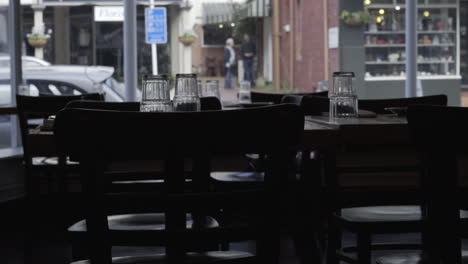 interior de un restaurante frente a una ventana con una calle muy transitada al fondo