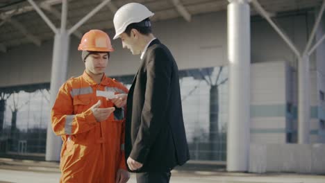 Hombre-Con-Traje-Dándole-Al-Trabajador-De-La-Construcción-En-Uniforme-Y-Sobre-Con-Soborno-De-Dinero.-Trabajador-Feliz-Escondiendo-Dinero.-Corrupción