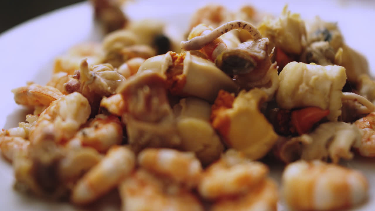 primer plano de camarones y calamares en un plato