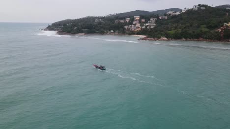 Vista-Aérea-De-La-Lancha-Navegando-Frente-A-La-Costa-De-Koh-Phangan