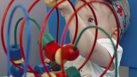 niño juega con un juguete multicolor 12