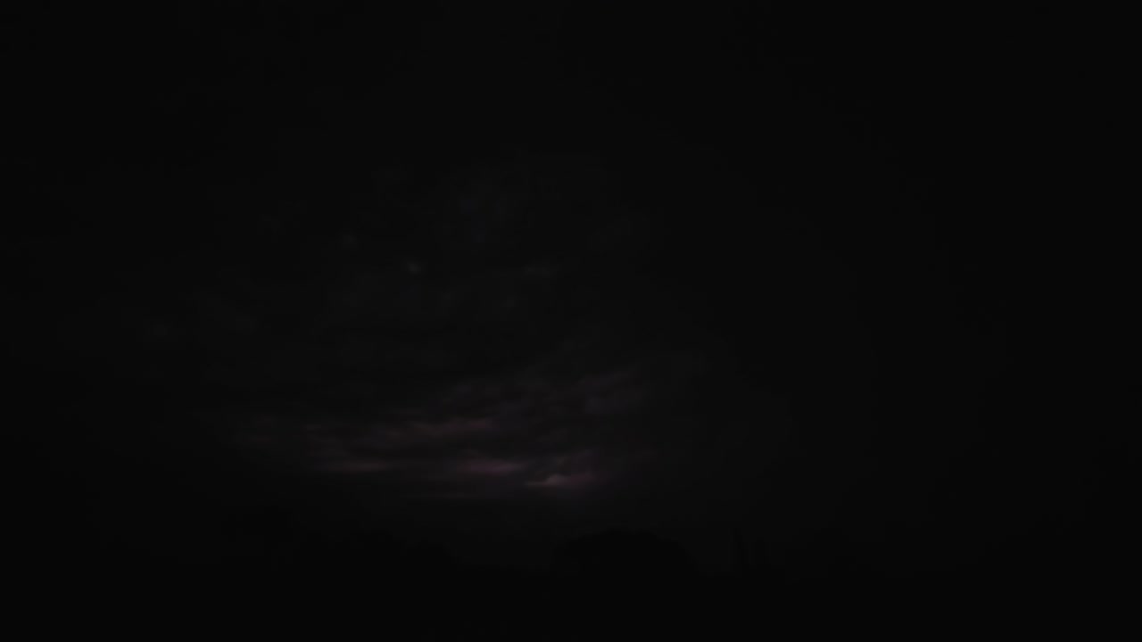 Lampi epici di tempesta elettrica illuminano il cielo notturno mentre i tuoni incutono timore