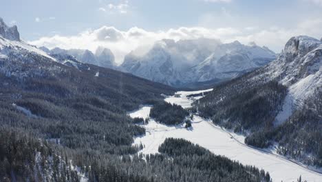 Inspirierende-Natur,-Malerisches-Waldtal-Und-Gefrorener-Misurina-See,-Dolomiten,-Luftaufnahme