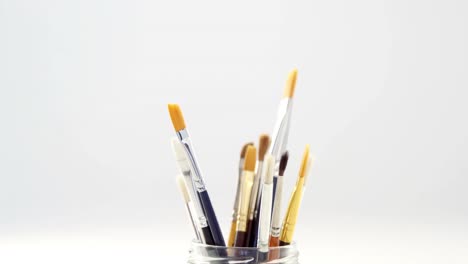 primer plano de varios pinceles de pintura