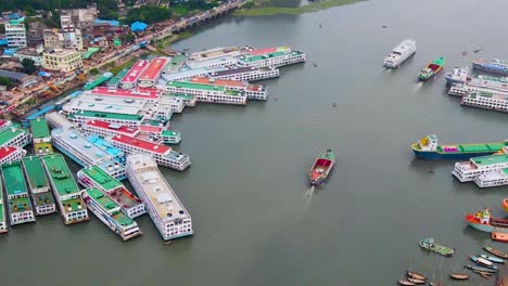 vista superior tomada desde un avión no tripulado del río buriganga en bangladesh, donde atracan buques de carga y cruceros