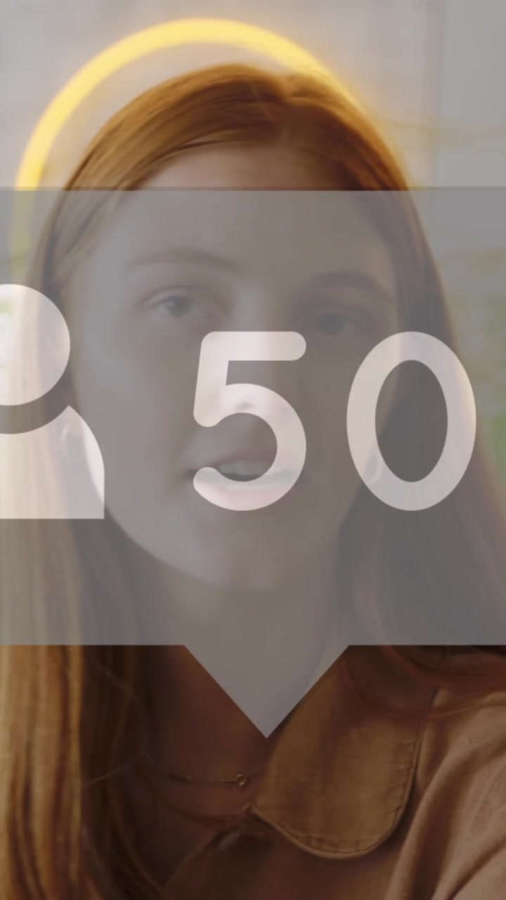 レストランで友人とおしゃべりする白人女性の映像の上に重なる、増加するプロフィールの動画。