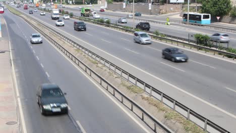 tráfico de la ciudad en la carretera de la ciudad moderna