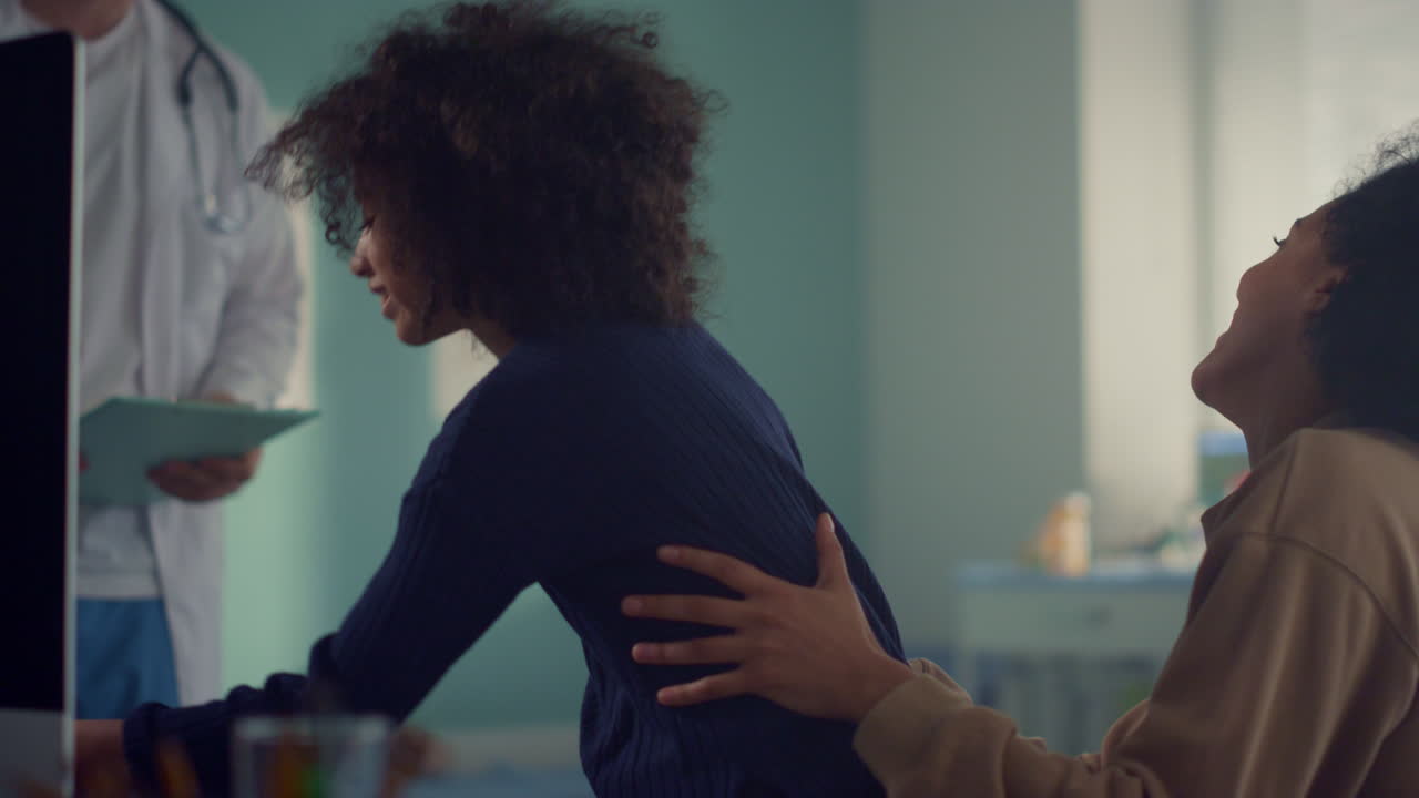 familia africana visita al pediatra en una oficina moderna. comienza la consulta del médico