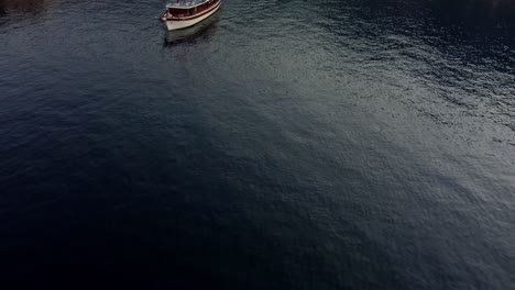 Imágenes-Aéreas-De-Drones-De-4k-Desde-El-Mar-Hasta-El-Puerto-De-Lukobran-Makarska,-Croacia