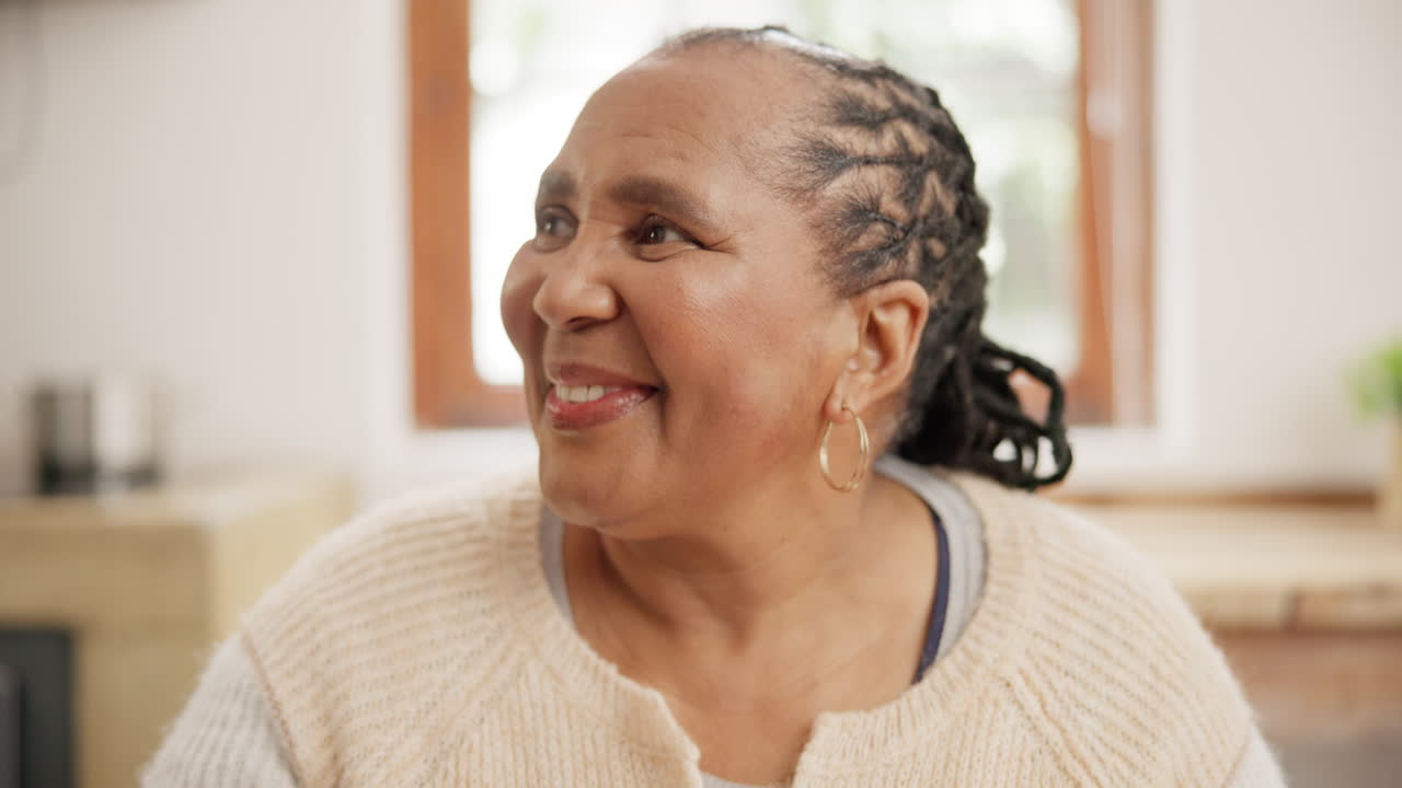 행복한, 노인 여성과 간호사 간호에서 음식