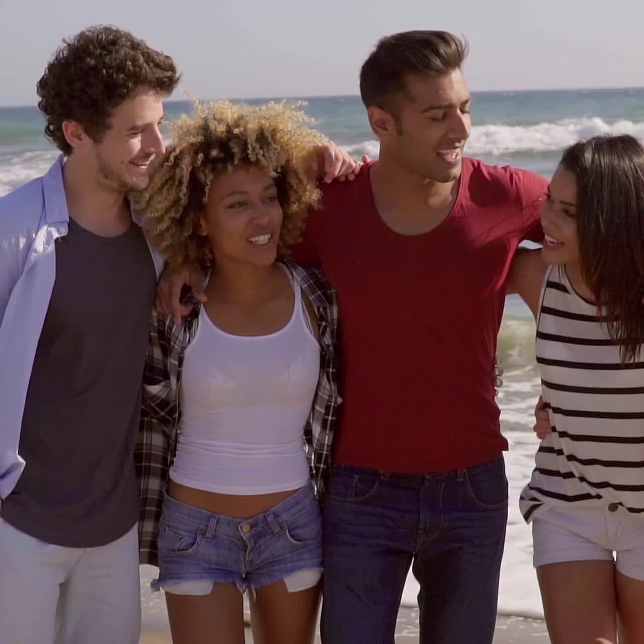 mejores amigos pasando tiempo en la playa