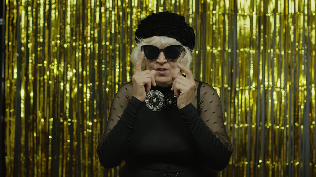 anciana con expresión meditativa triste, fantaseando, pensando, haciendo una idea positiva