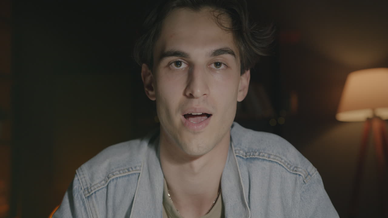 젊은이가 말하고 있습니다.