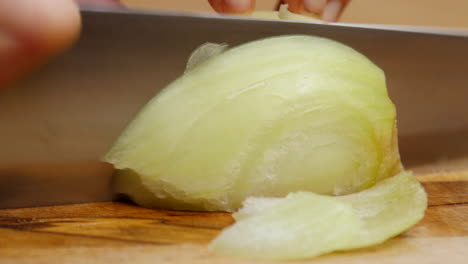 Hand-slices-onion-into-strips