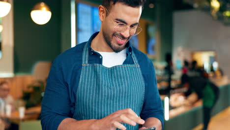 Hombre-Feliz,-Barista-Y-Tableta-Para-Cafetería