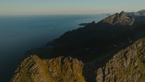 Sol-De-Medianoche-Brillando-Sobre-El-Paisaje-De-Lofoten,-Vista-Aérea-De-Drones