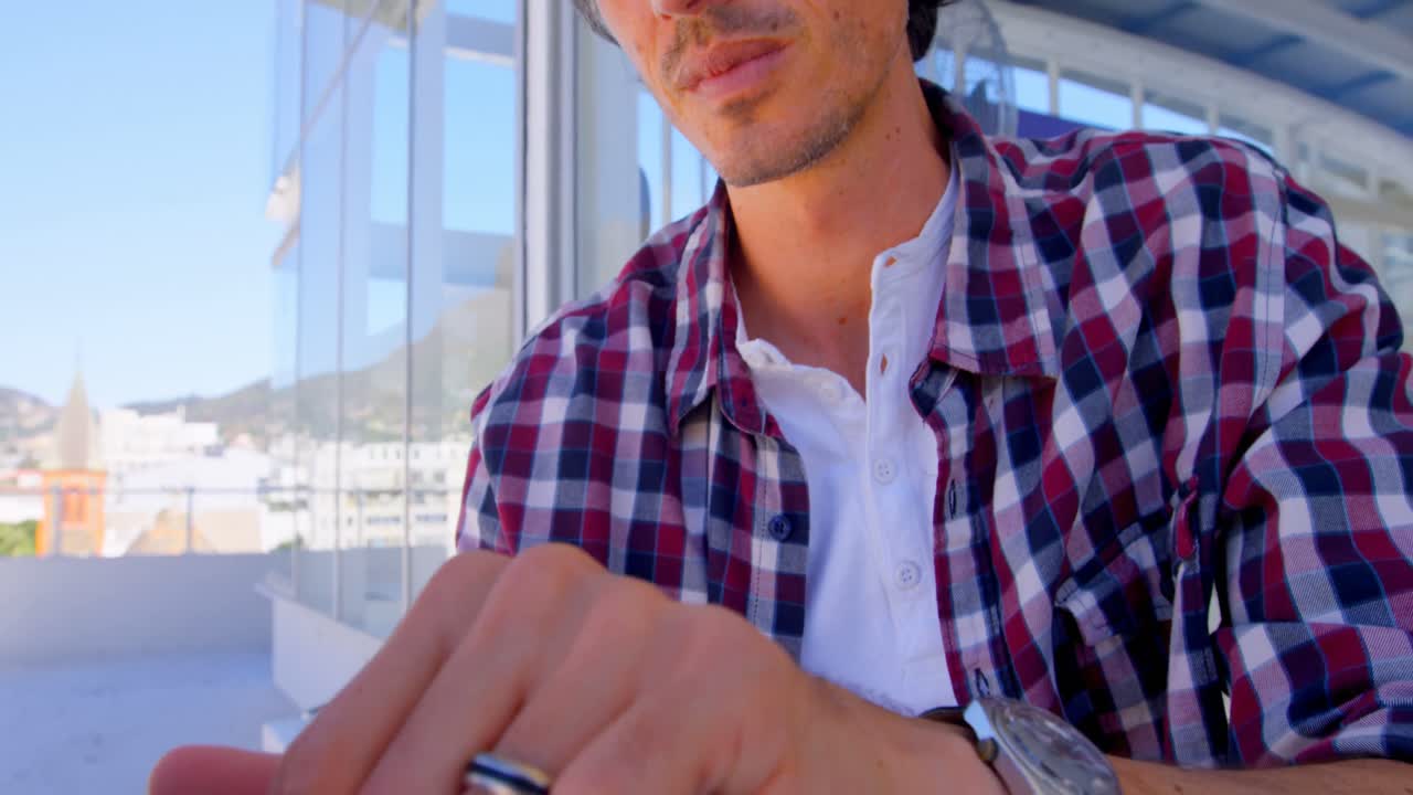 스튜디오 4k 밖에서 디지털 태블릿을 사용하는 남성 사진작가