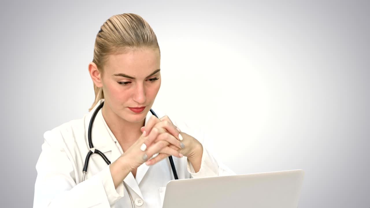 médico dando consulta al paciente en línea teniendo chat de video a través de computadora portátil en fondo blanco