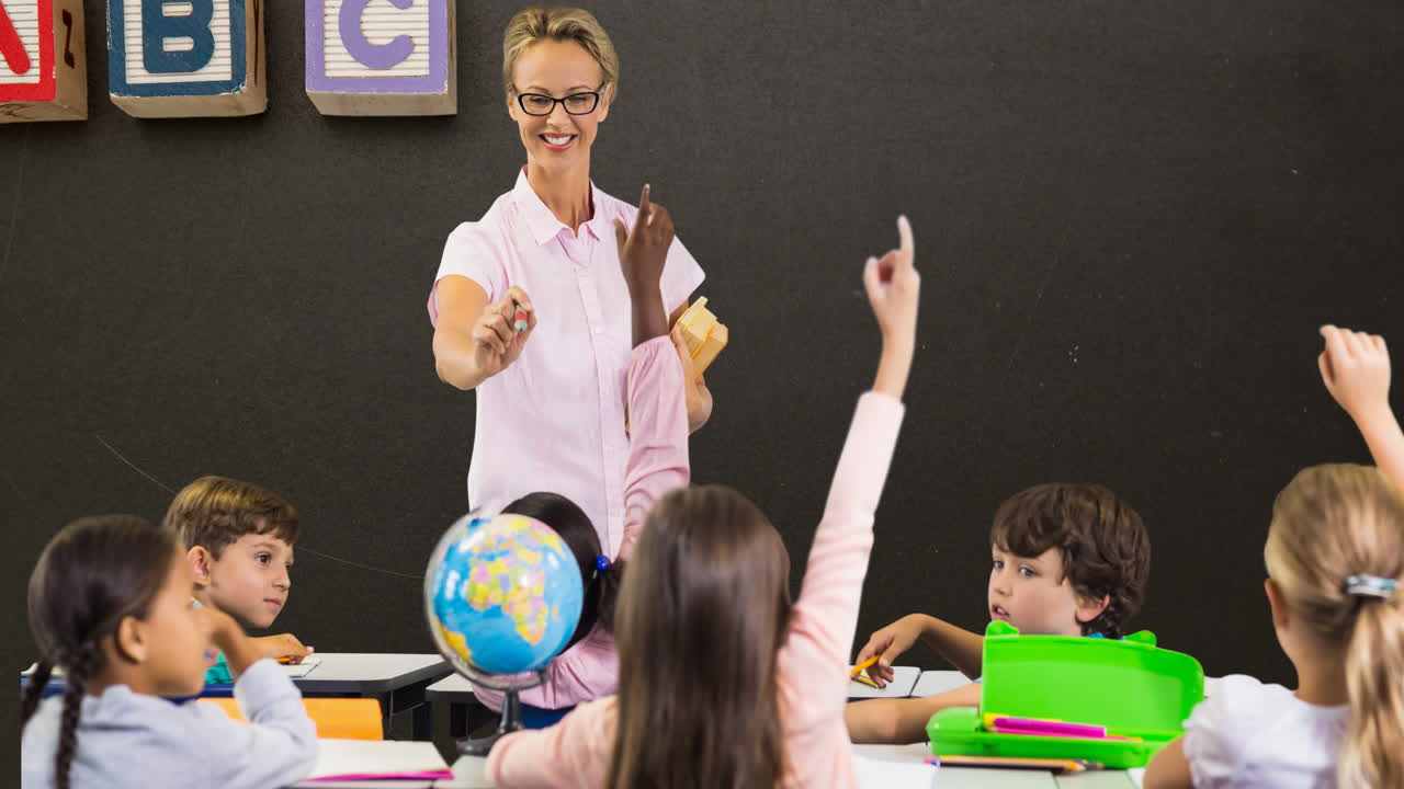 animación de una maestra caucásica sonriente y diversos escolares a bordo