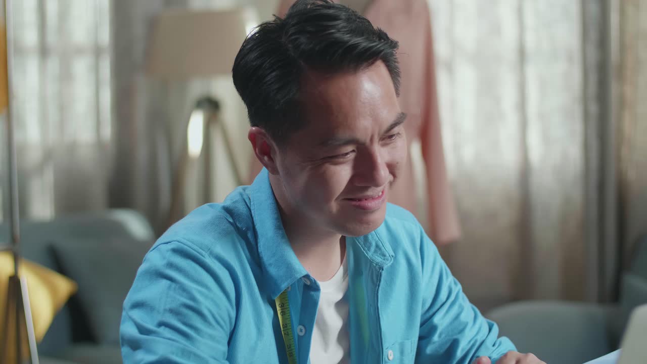 행복한 디자이너가 성공을 축하합니다.