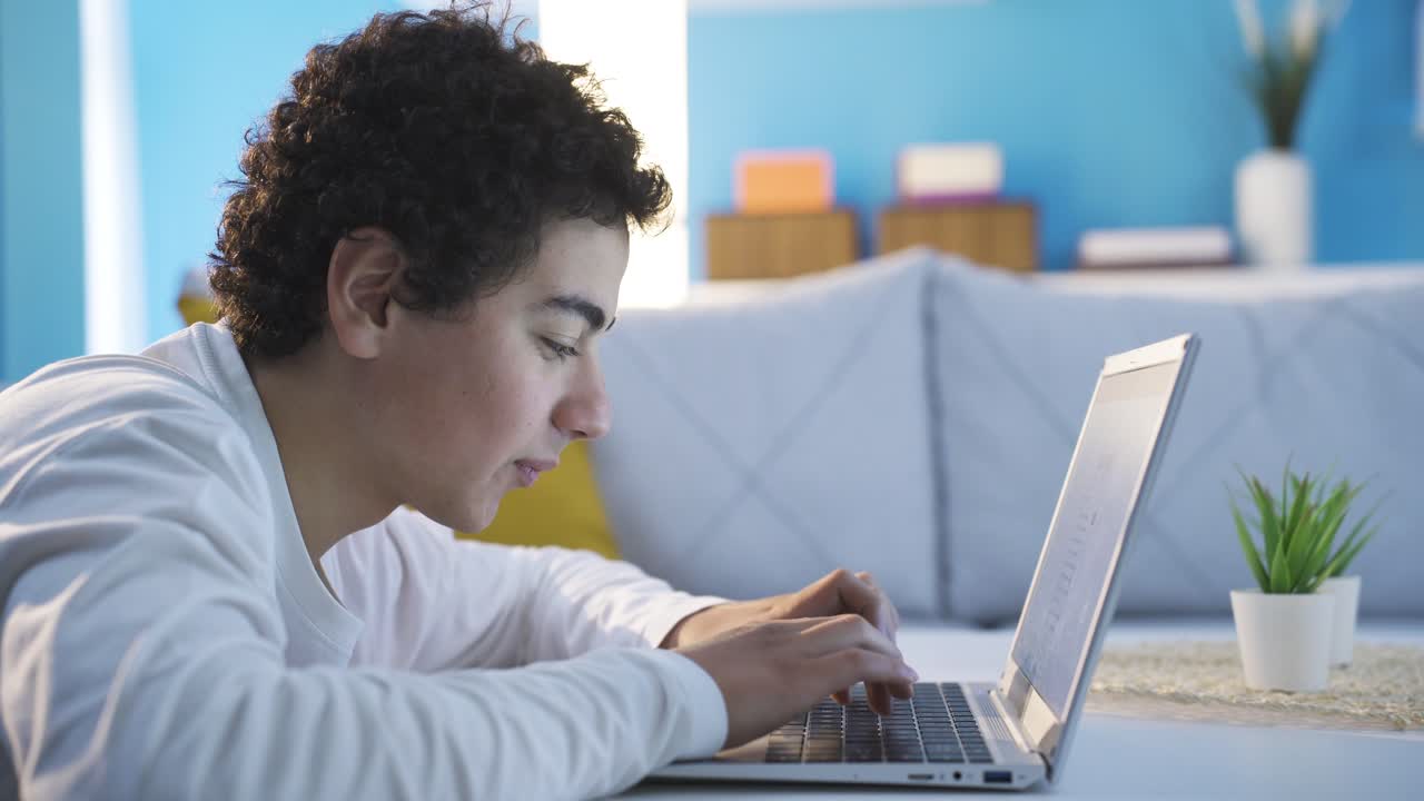 hombre adolescente buscando en internet y sitios web.