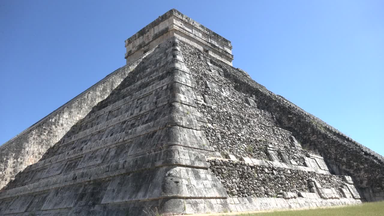 vista lateral de la pirámide kukulcan en chichen itza yucatán méxico