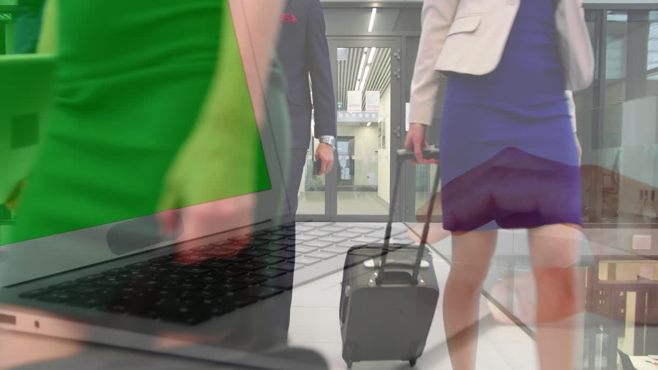 ⁇ 탑과 녹색 화면을 사용하는 손의 애니메이션 동료들이 수하물과 함께 복도에서  ⁇ 고 있습니다.