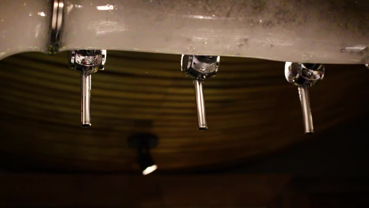 cerrar el grifo de cerveza artesanal con gota de agua