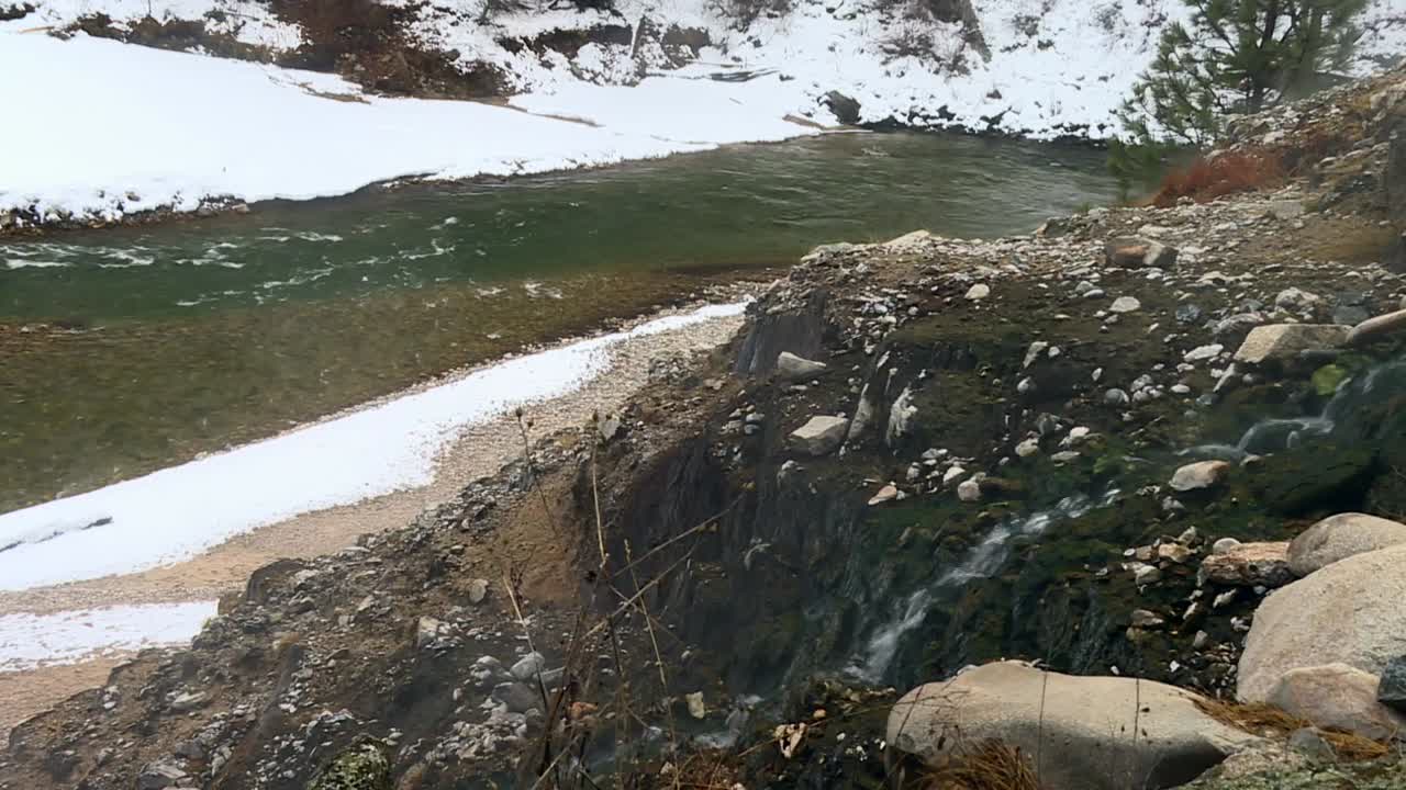 미국 아이다호 주 보이즈 국립 숲에 있는 강 온천과 함께 눈 인 산